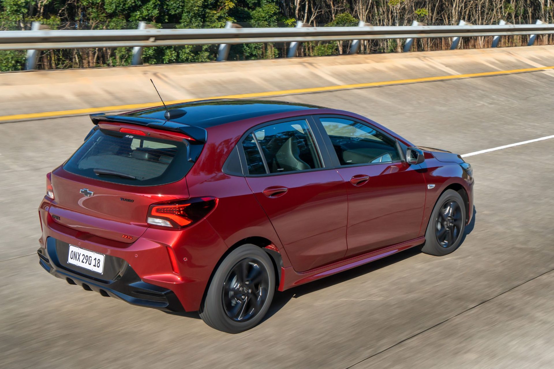 chevrolet 2026 onix rs vermelho scarlet traseira em movimento