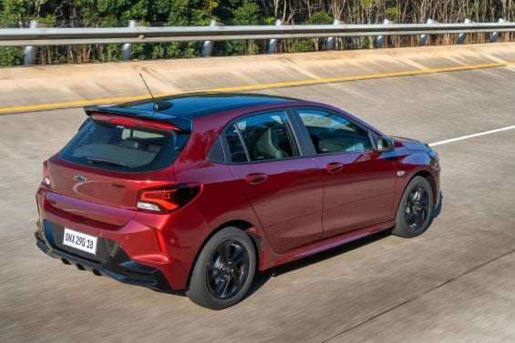 chevrolet 2026 onix rs vermelho scarlet traseira em movimento
