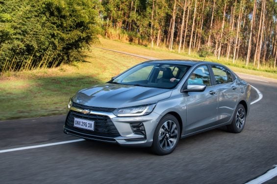 chevrolet 2026 onix plus cinza drake frente em movimento (2)