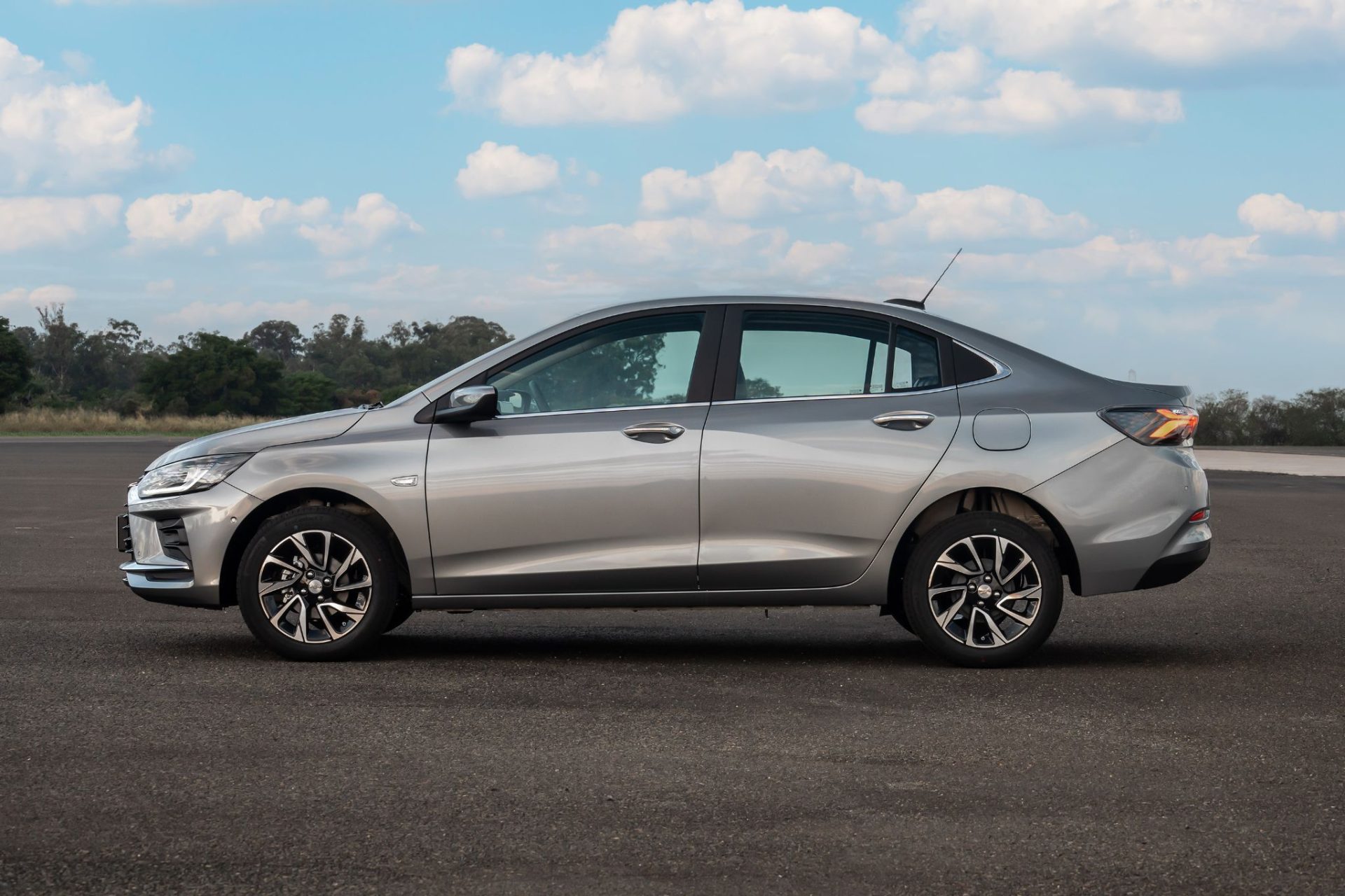 chevrolet 2026 onix plus cinza drake lateral parado