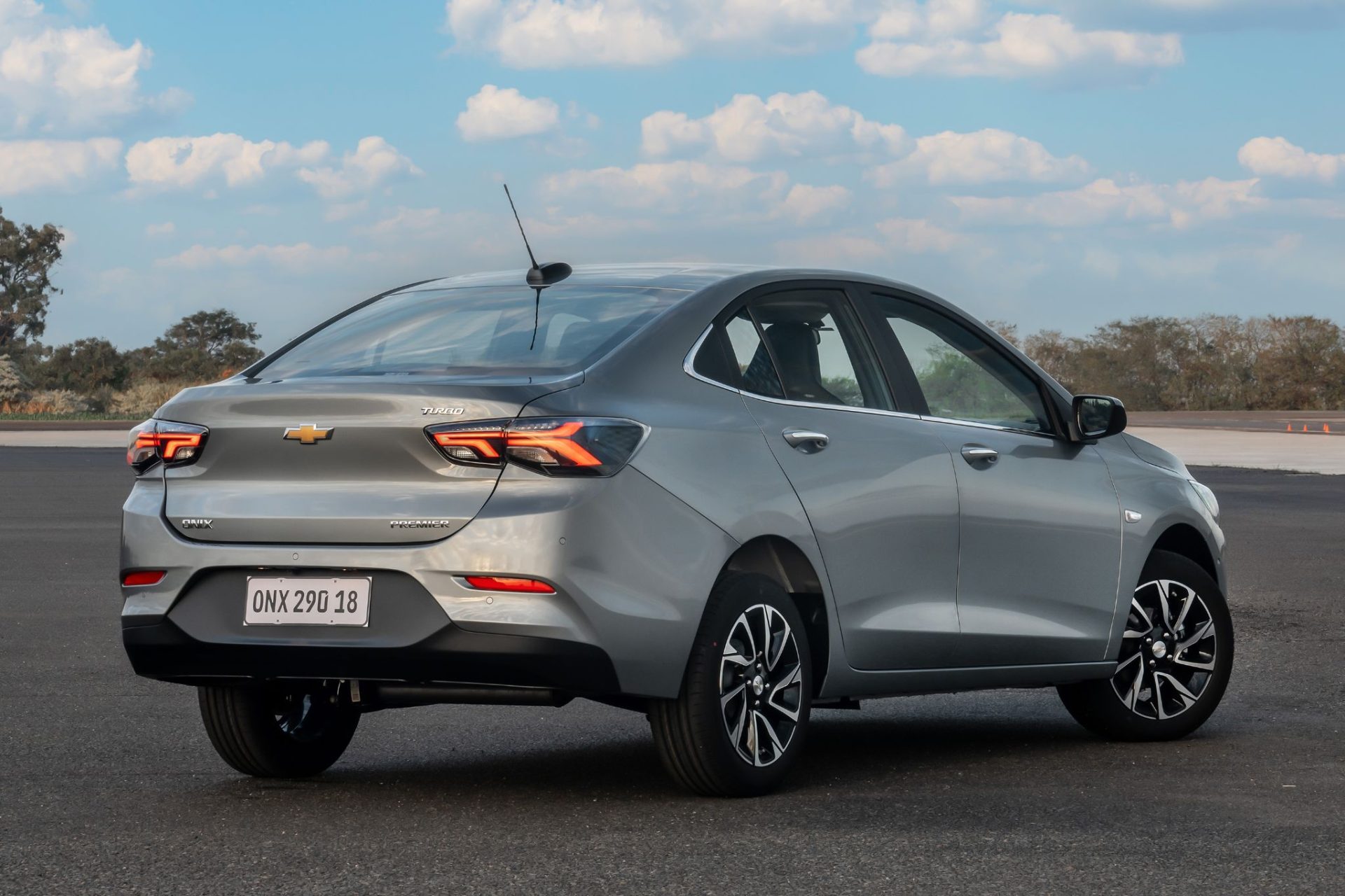 chevrolet 2026 onix plus cinza drake traseira parado