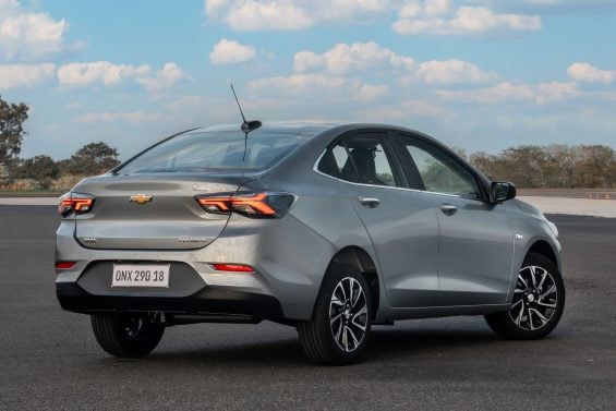chevrolet 2026 onix plus cinza drake traseira parado