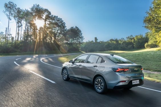 chevrolet 2026 onix plus cinza drake traseira em movimento
