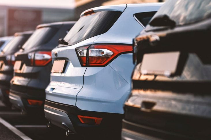 SUVS EM ESTACIONAMENTO