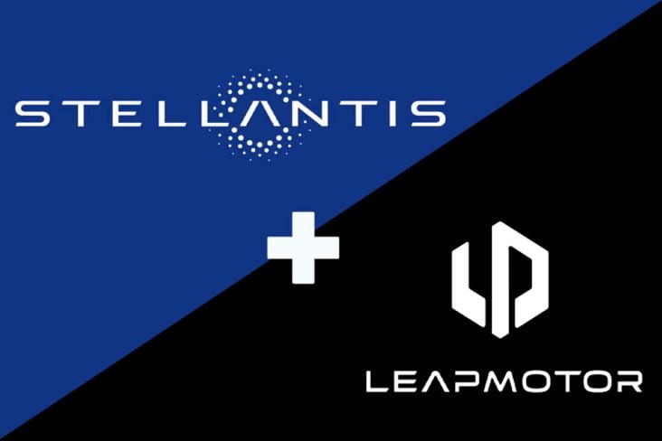 Logo Stellantis de um lado no azul símbolo de +, Logo da Lepmotor de outro lado num fundo preto.