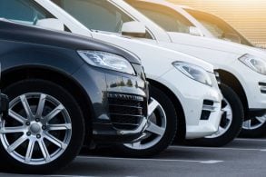 SUVS ESTACIONADOS shutterstock
