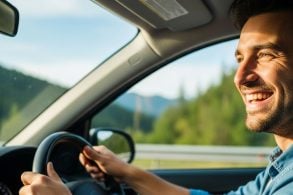 HOMEM FELIZ DIRIGINDO COPILOT