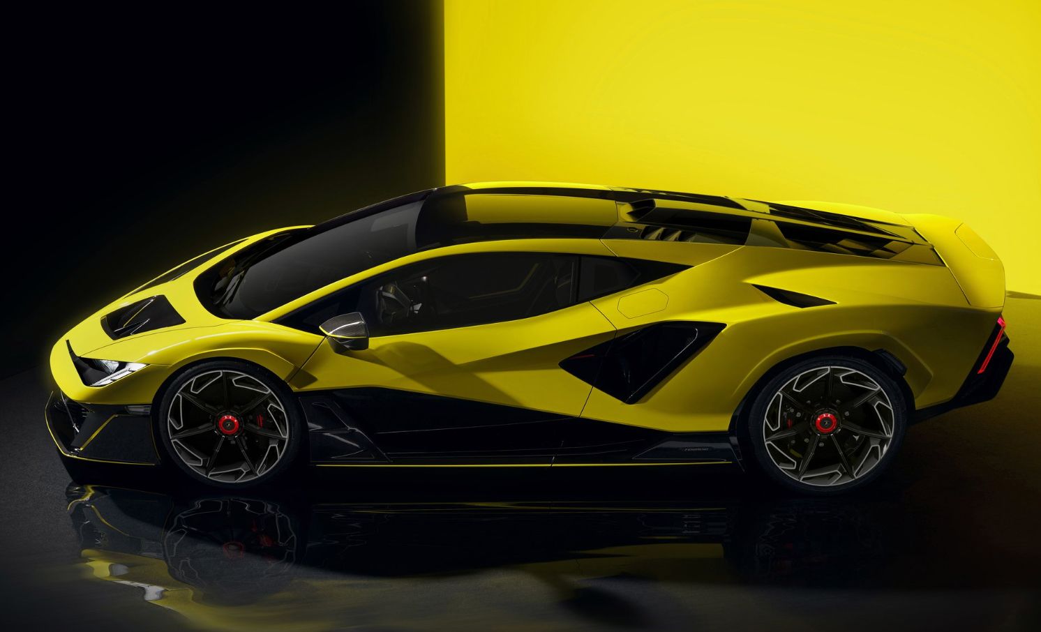 LAMBORGHINI FENOMENO 2026 AMARELO LATERAL TETO