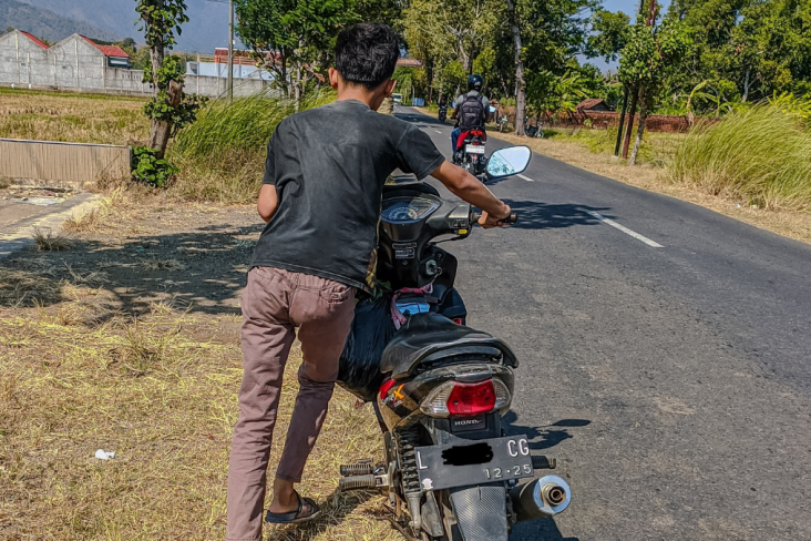 É permitido passar com a moto na calçada apenas em uma situação (1)
