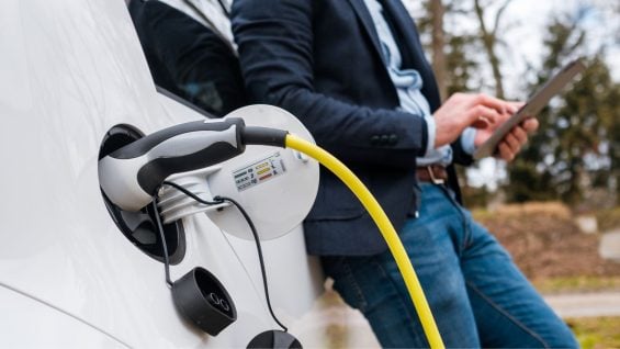 Quanto tempo demora para carregar um carro elétrico? Entenda o que torna o carregamento mais rápido ou lento
