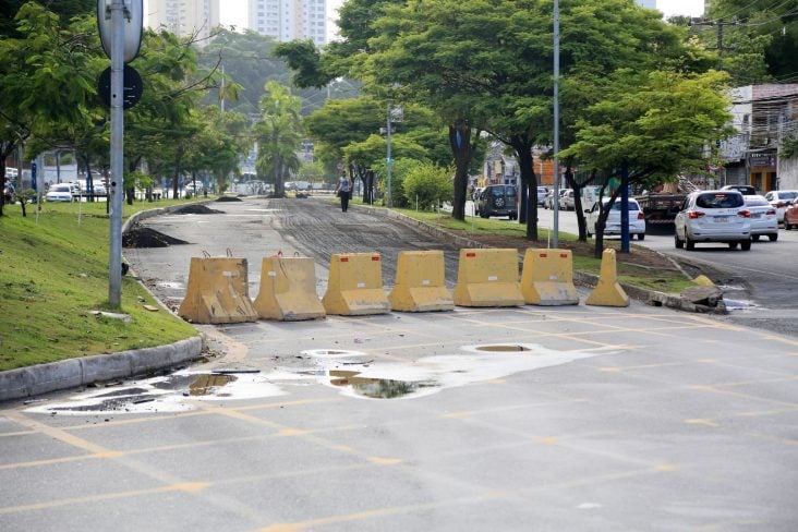 rua interditada interdição de vias bloqueio Shutterstock