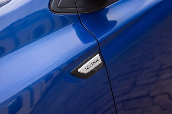 Renault Kardian 2026 Iconic azul Iron detalhe emblema