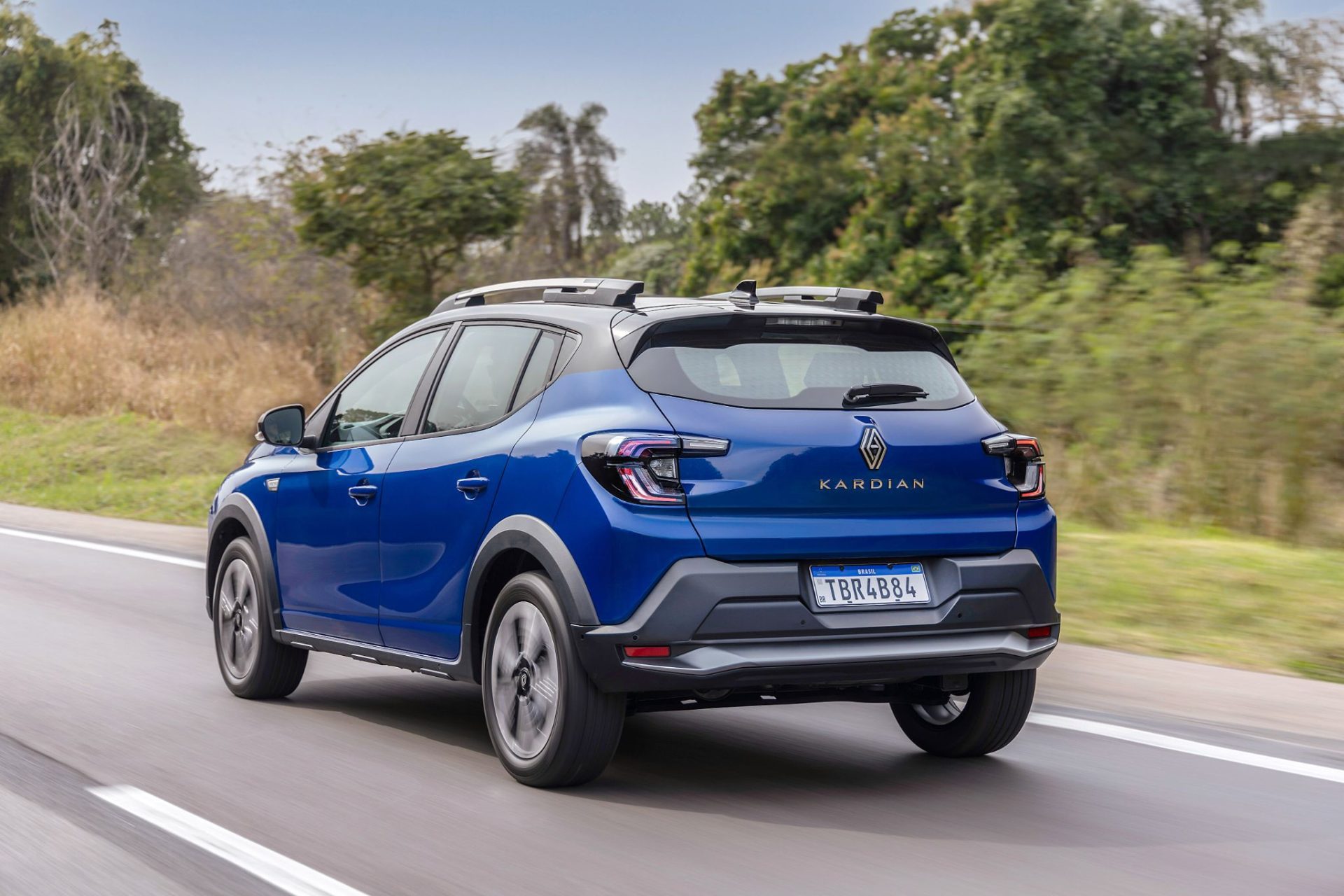 Renault Kardian 2026 Iconic azul Iron traseira em movimento