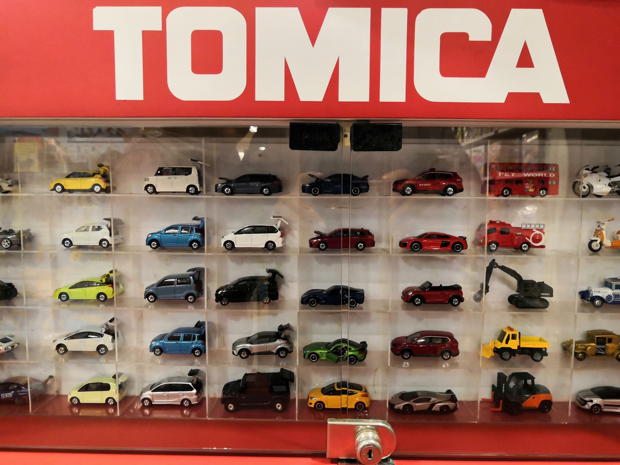 CARRINHOS MINIATURA HOT WHEELS MATCHBOX SHUTTERSTOCK (1)