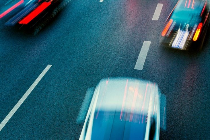 carros trocando de faixa rodovia