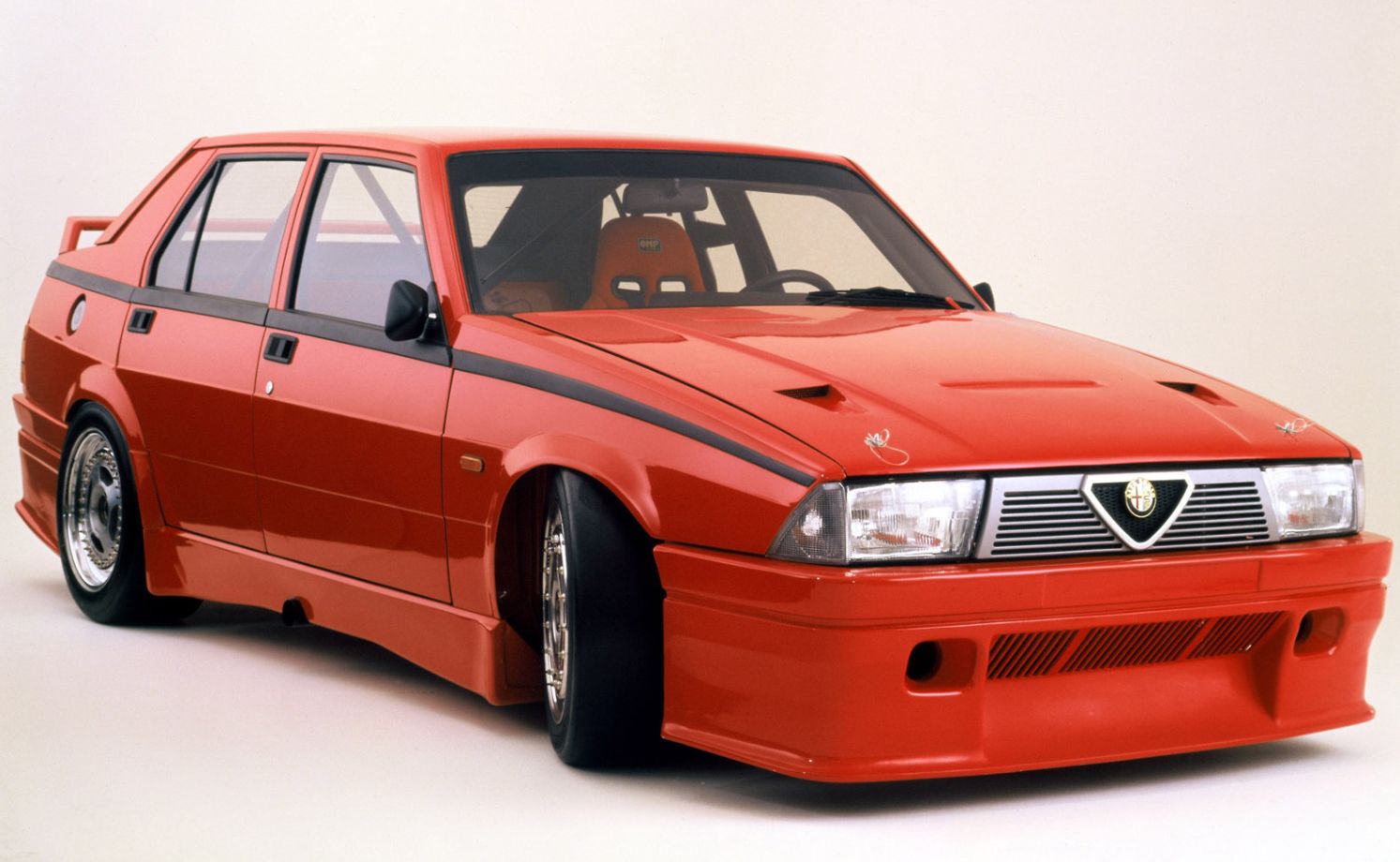 ALFA ROMEO 75 VERMELHO FRENTE E LATERAL