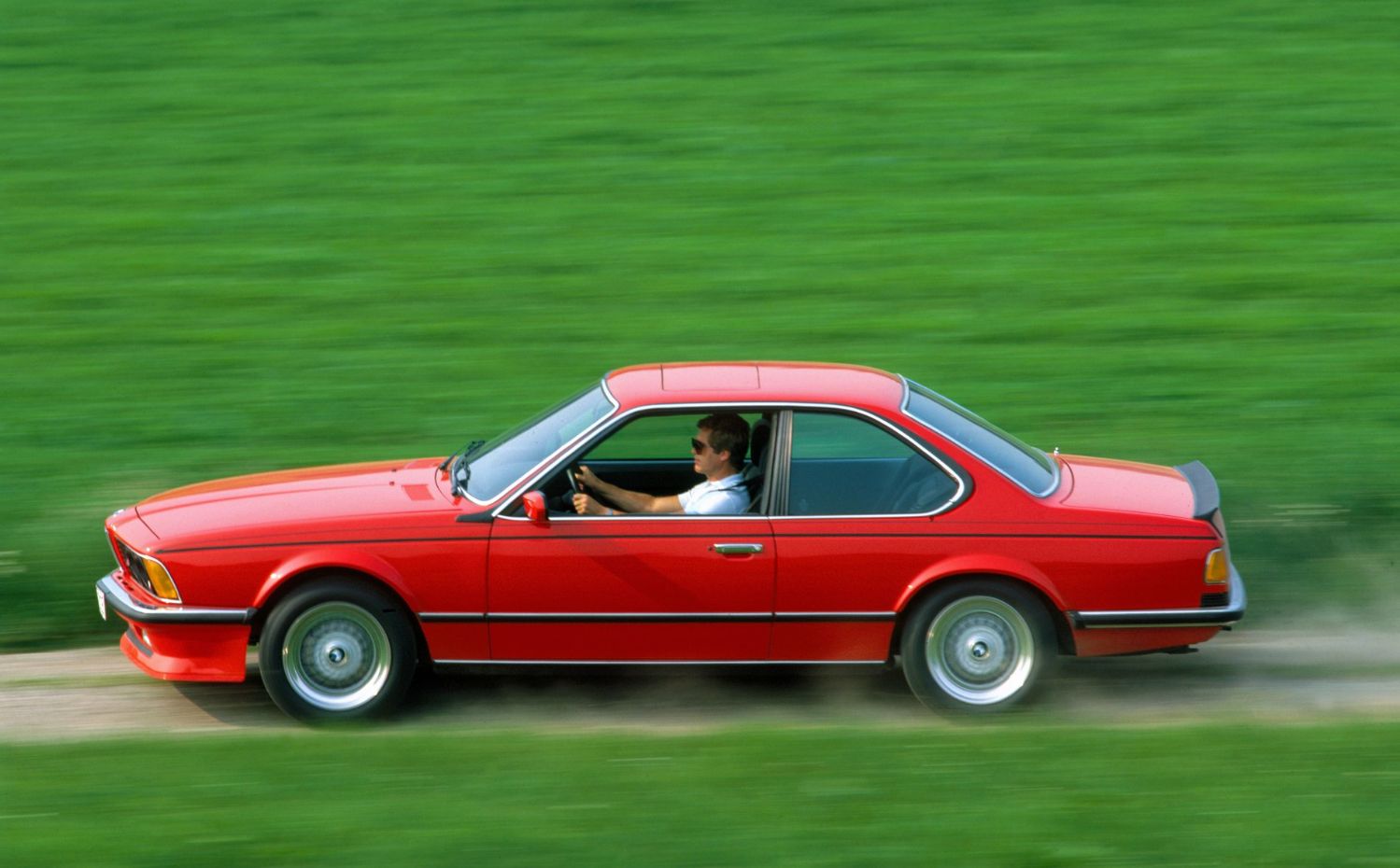 BMW M635 CS VERMELHA EM MOVIMENTO