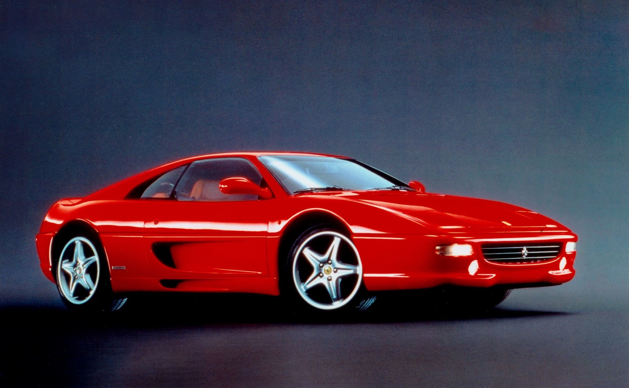 FERRARI F355 VERMELHA FRENTE E LATERAL