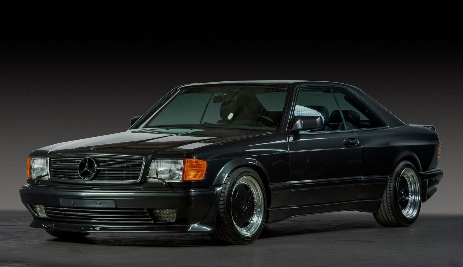 MERCEDES BENZ 560 SEC AMG PRETO WIDE BODY FRENTE E LATERAL