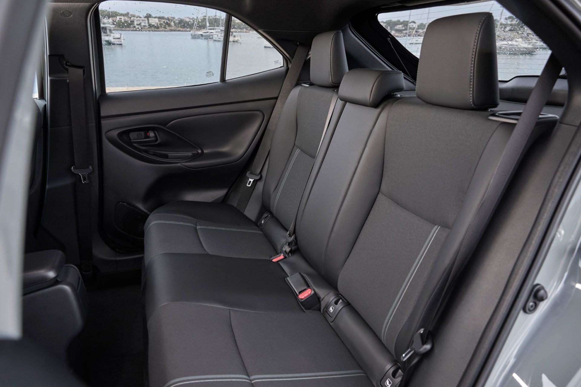 toyota_yaris_cross_hybrid_premiere_edition_europeu-interior-banco-traseiro-1920x1280.jpeg