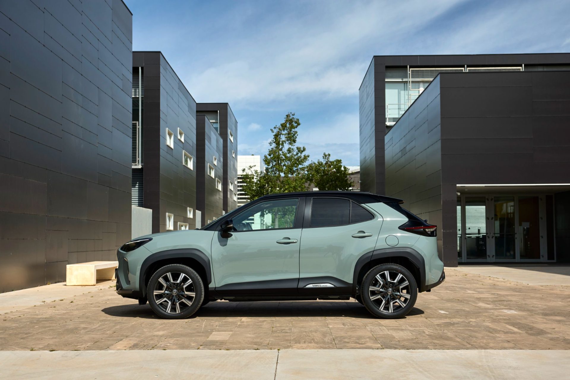 toyota_yaris_cross_hybrid_premiere_edition_europeu-lateral-1920x1280.jpeg