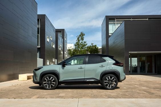 toyota yaris cross hybrid premiere edition europeu lateral