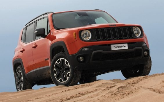 JEEP RENEGADE 2015 LARANJA FRENTE E LATERAL EM UMA DUNA