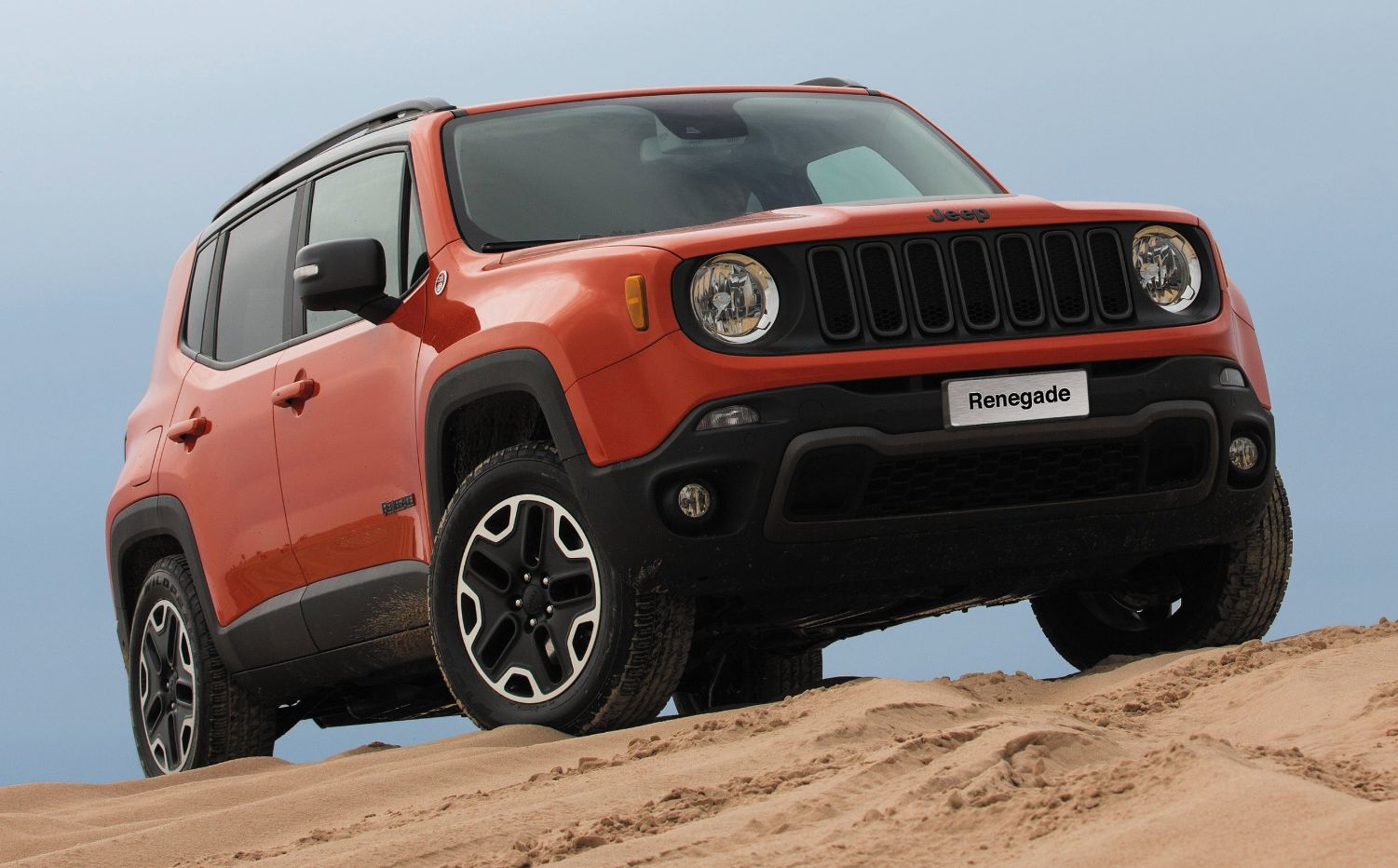 JEEP RENEGADE 2015 LARANJA FRENTE E LATERAL EM UMA DUNA