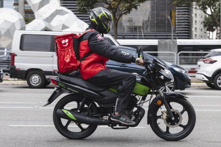 iFood fecha parceria com Mottu para ampliar acesso de entregadores a aluguel de motos