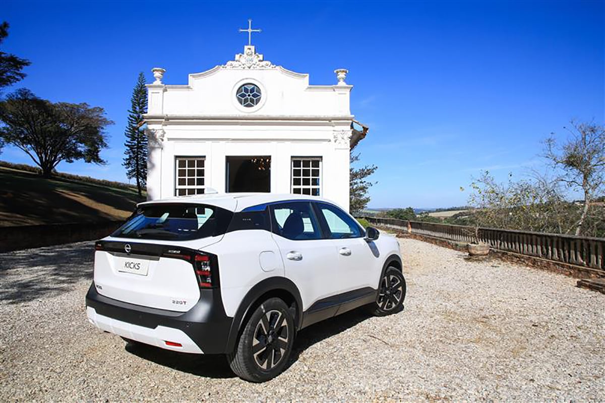 nissan kicks sense 2026 branco traseira parado
