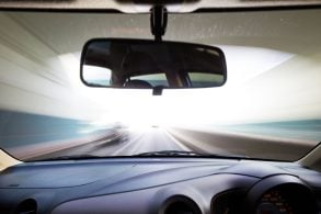 Shutterstock Visão de túnel parabrisa retrovisor painel central e rua vistos de dentro co veículo