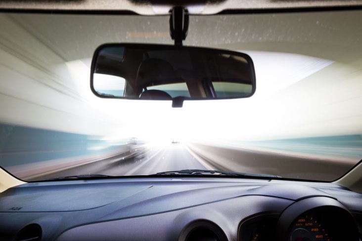 Shutterstock Visão de túnel parabrisa retrovisor painel central e rua vistos de dentro co veículo