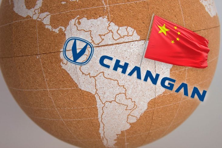 America Latina no Globo. Bandeira da China espetada no Brasil, com a logo da marca Changan.