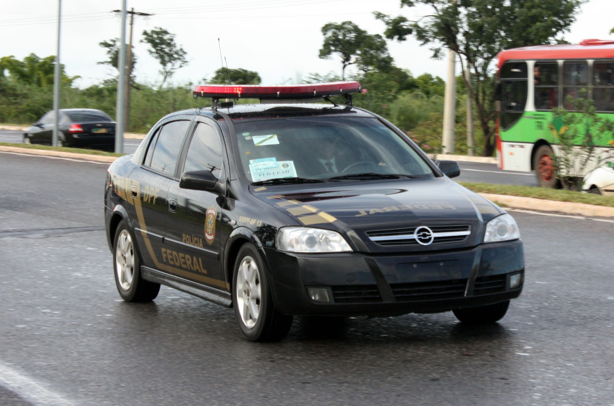 Viatura polícia federal Chevrolet Astra Sedan frente