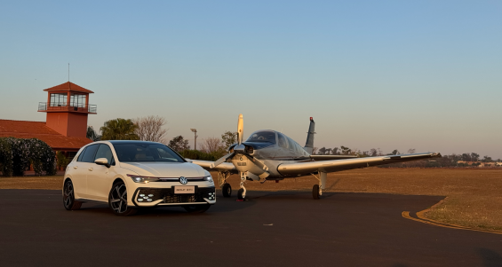 Volkswagen Golf GTI 2025 branco puro com avião beechcraft bonanza