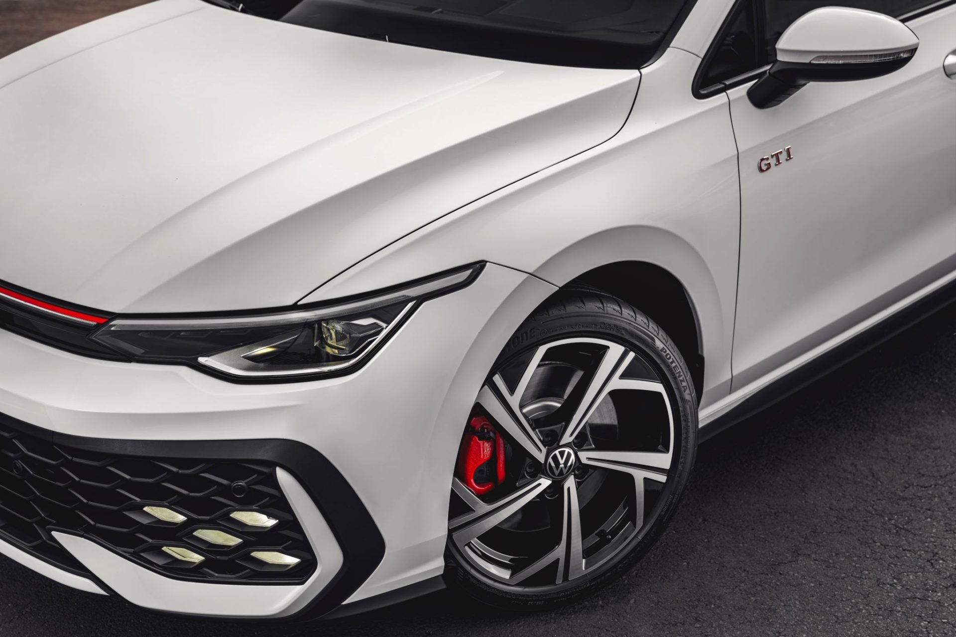 Volkswagen Golf GTI 2025 branco puro frente detalhe
