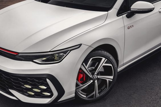 Volkswagen Golf GTI 2025 branco puro frente detalhe