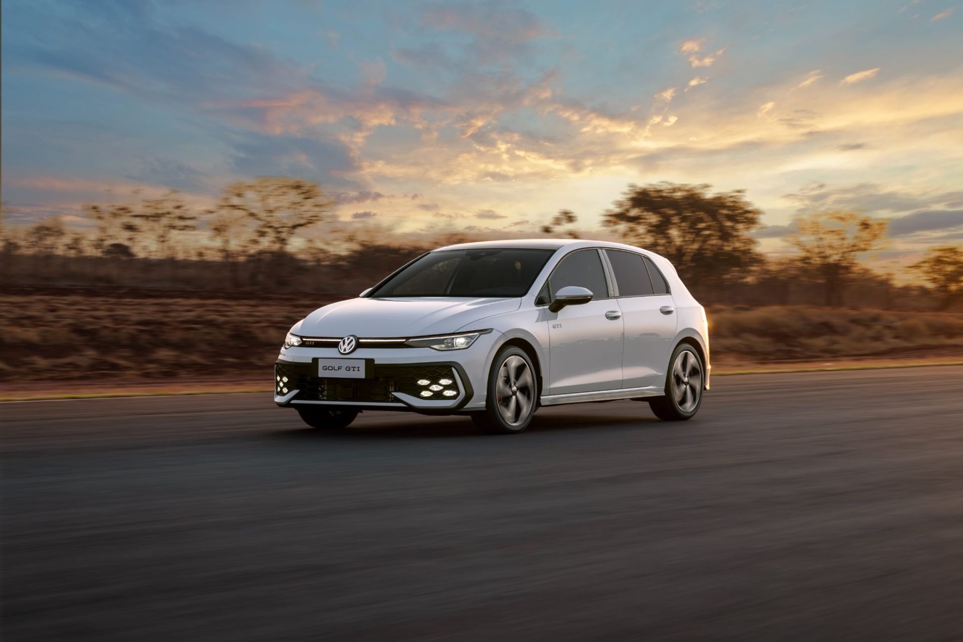 Volkswagen Golf GTI 2025 branco puro frente em movimento