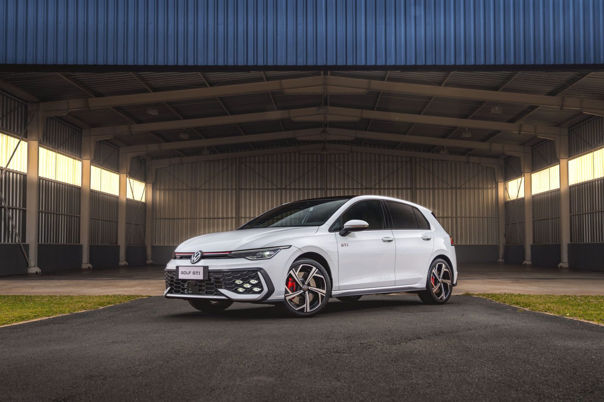 Volkswagen Golf GTI 2025 branco puro frente parado