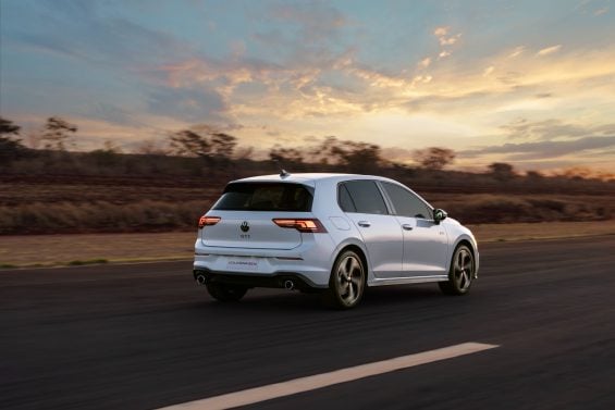 Volkswagen Golf GTI 2025 branco puro traseira em movimento