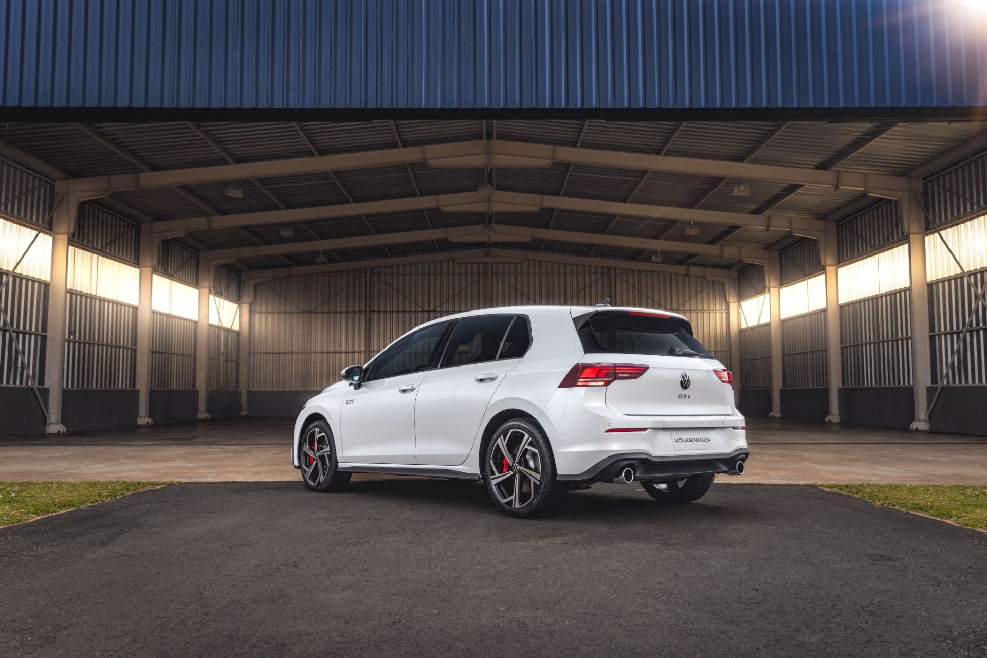 Volkswagen Golf GTI 2025 branco puro traseira parado