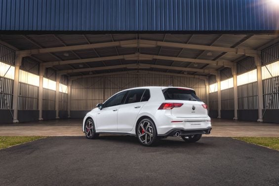 Volkswagen Golf GTI 2025 branco puro traseira parado