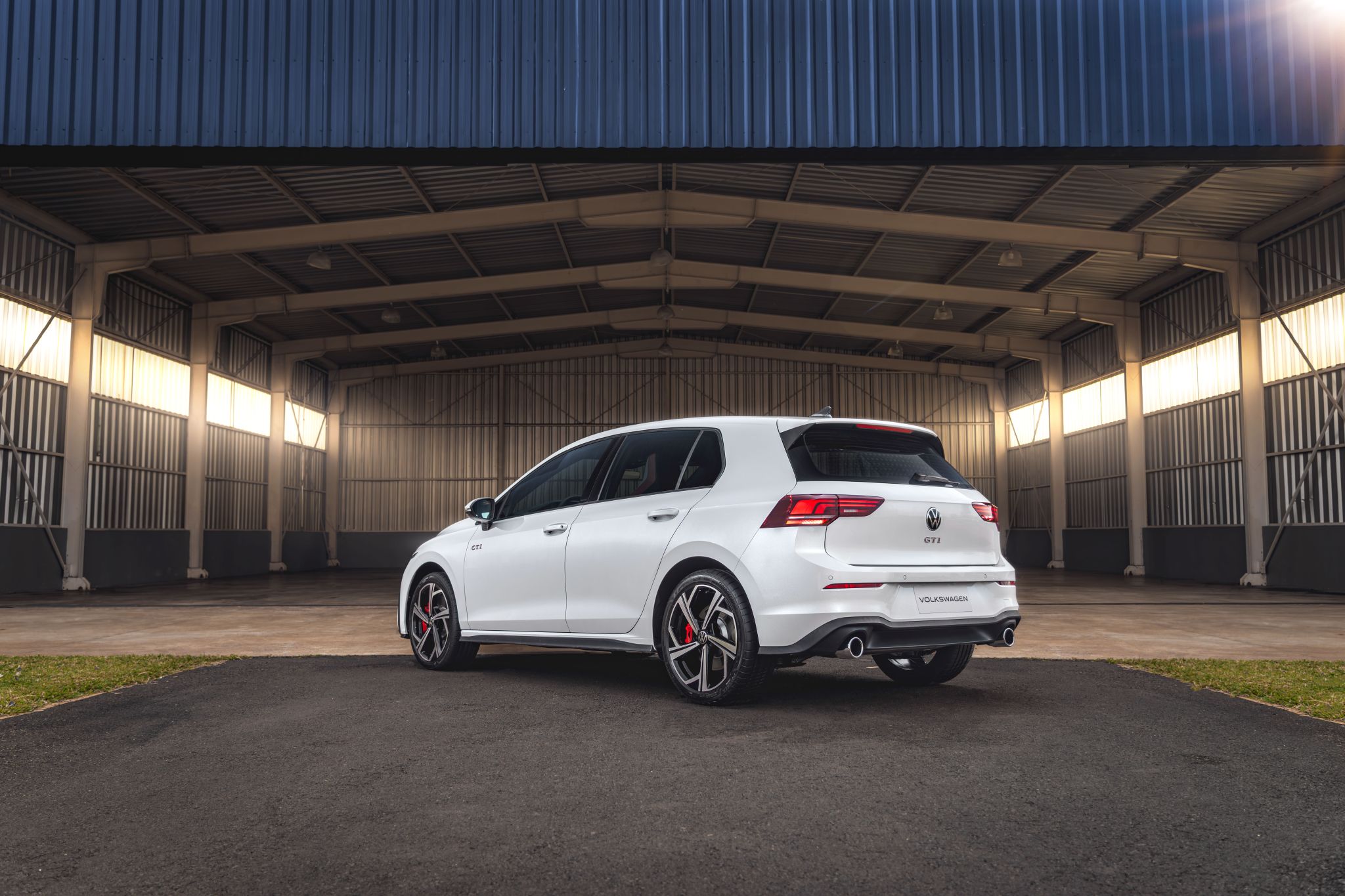 Volkswagen Golf GTI 2025 branco puro traseira parado