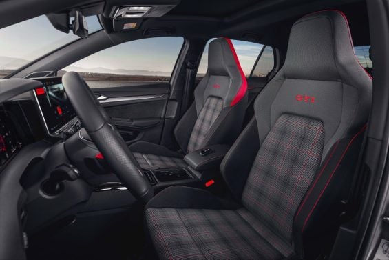 Volkswagen Golf GTI 2025 interior bancos dianteiros