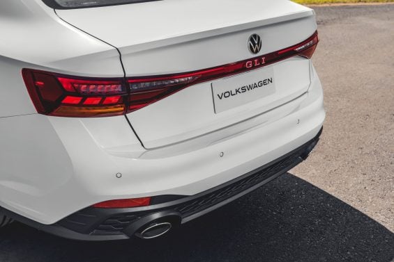 Volkswagen Jetta GLI 2025 branco puro detalhe traseira lanterna