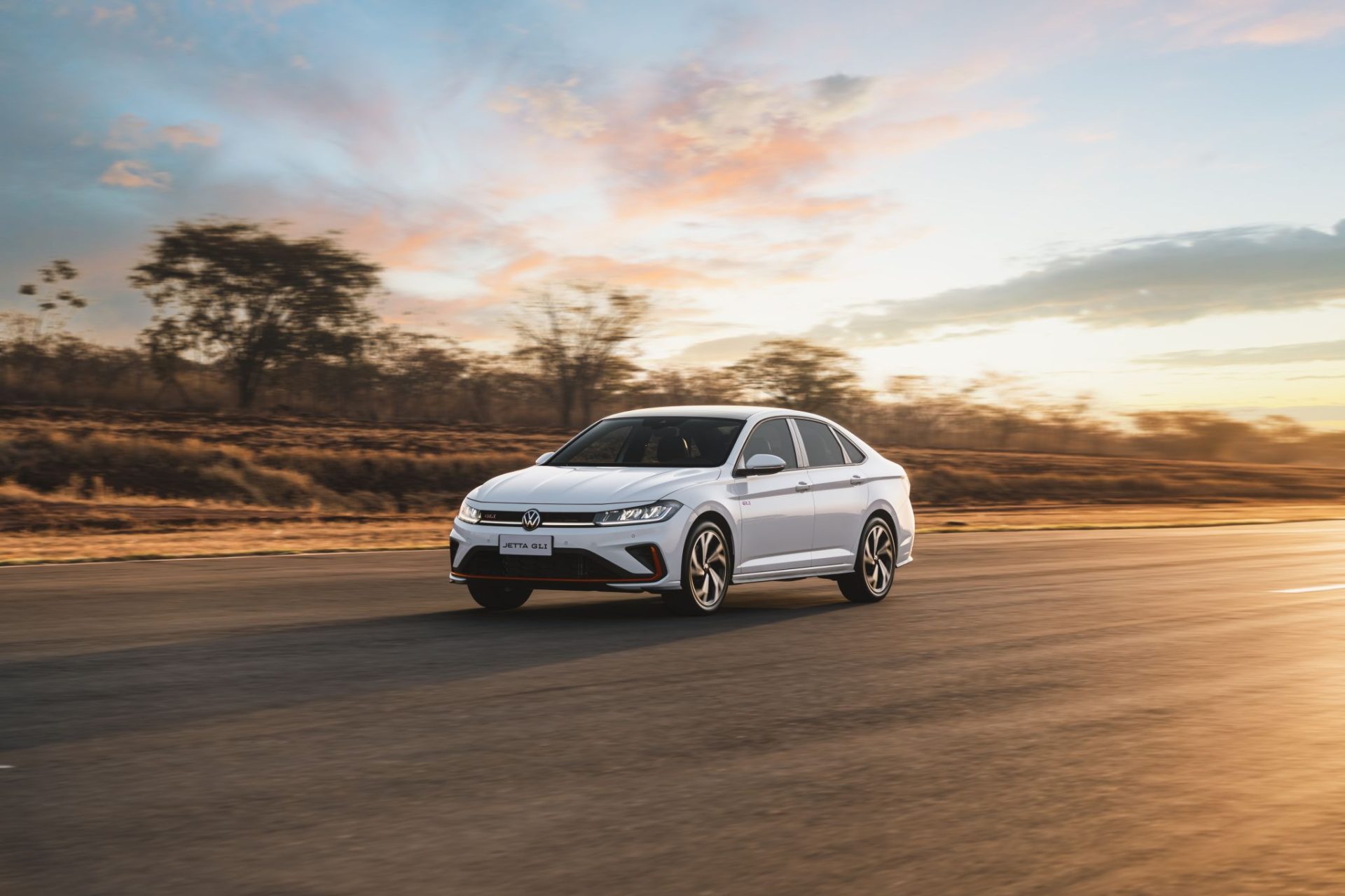 Volkswagen Jetta GLI 2025 branco puro frente em movimento