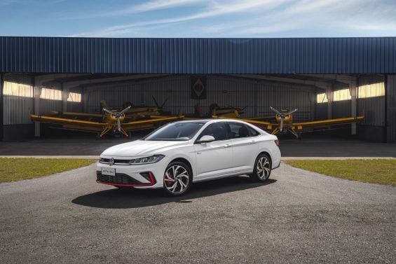 Volkswagen Jetta GLI 2025 branco puro frente parado