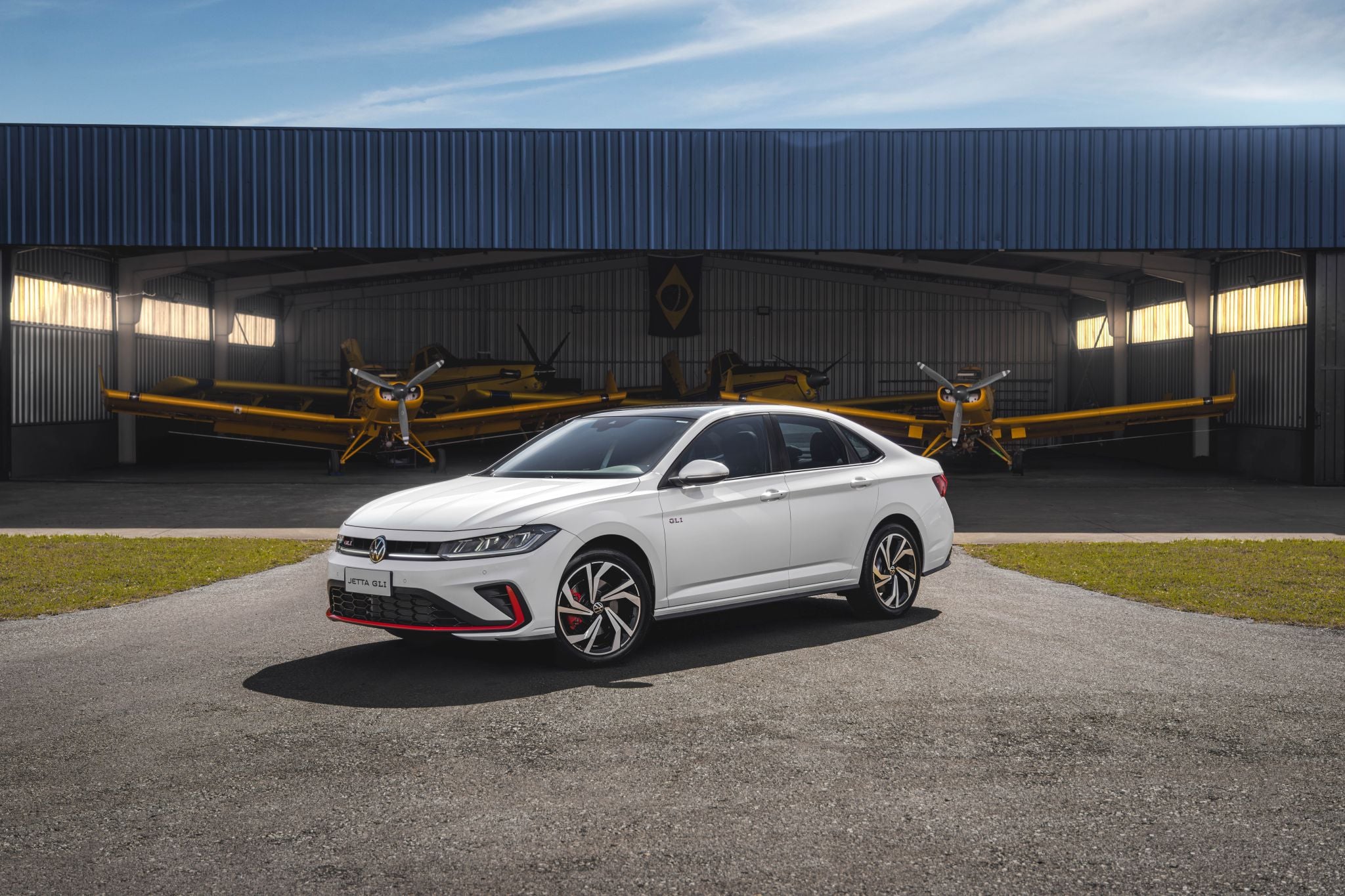 Volkswagen Jetta GLI 2025 branco puro frente parado