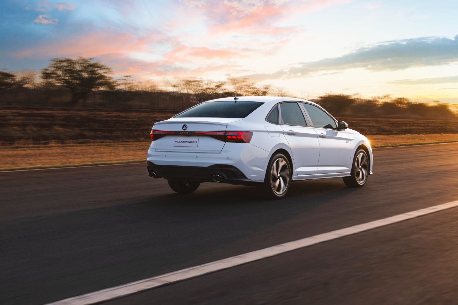 Volkswagen Jetta GLI 2025 branco puro traseira em movimento