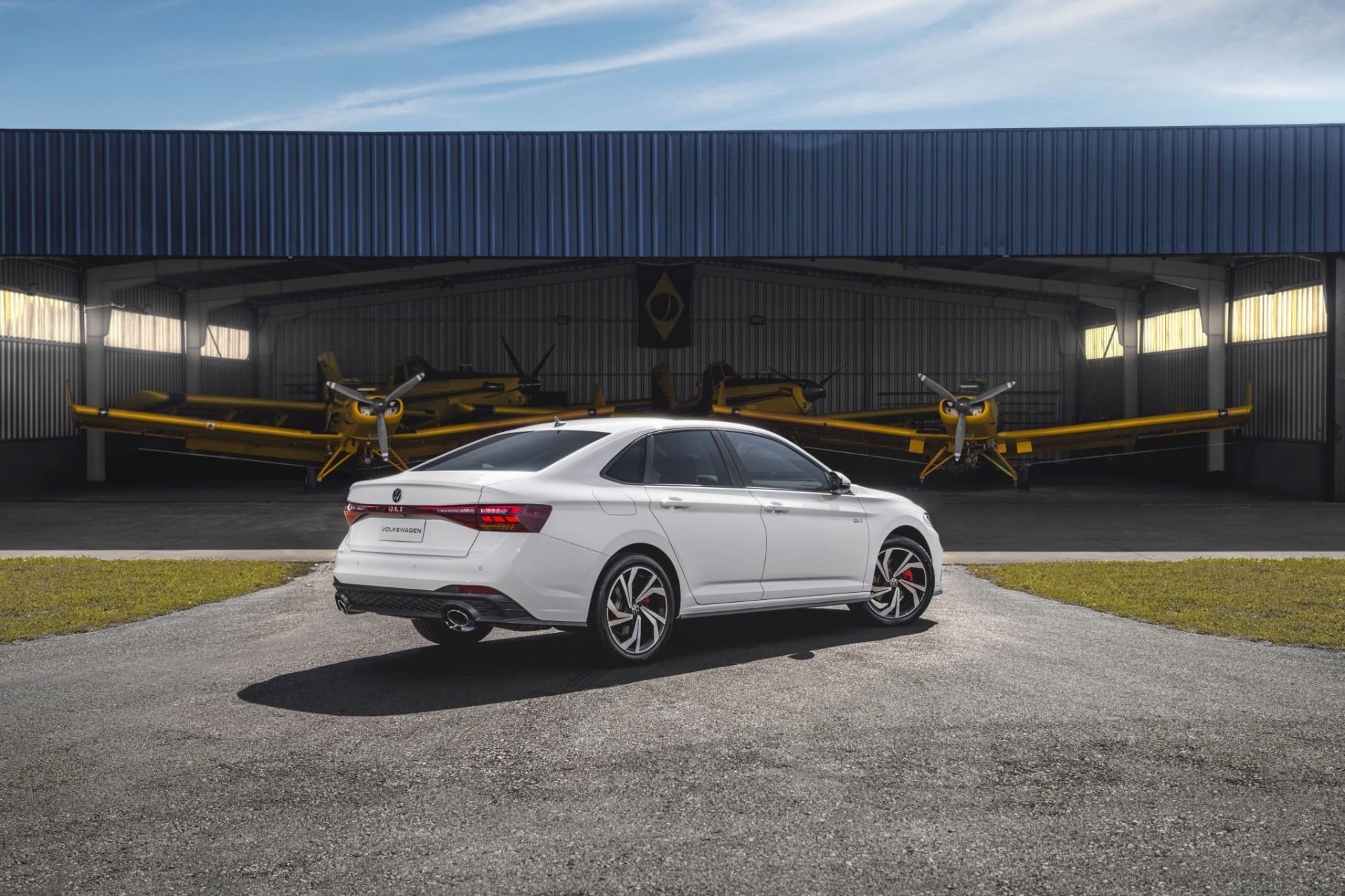 Volkswagen Jetta GLI 2025 branco puro traseira parado